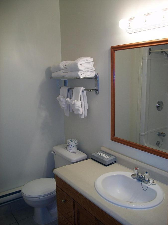 Howard Johnson By Wyndham Lindsay Room photo